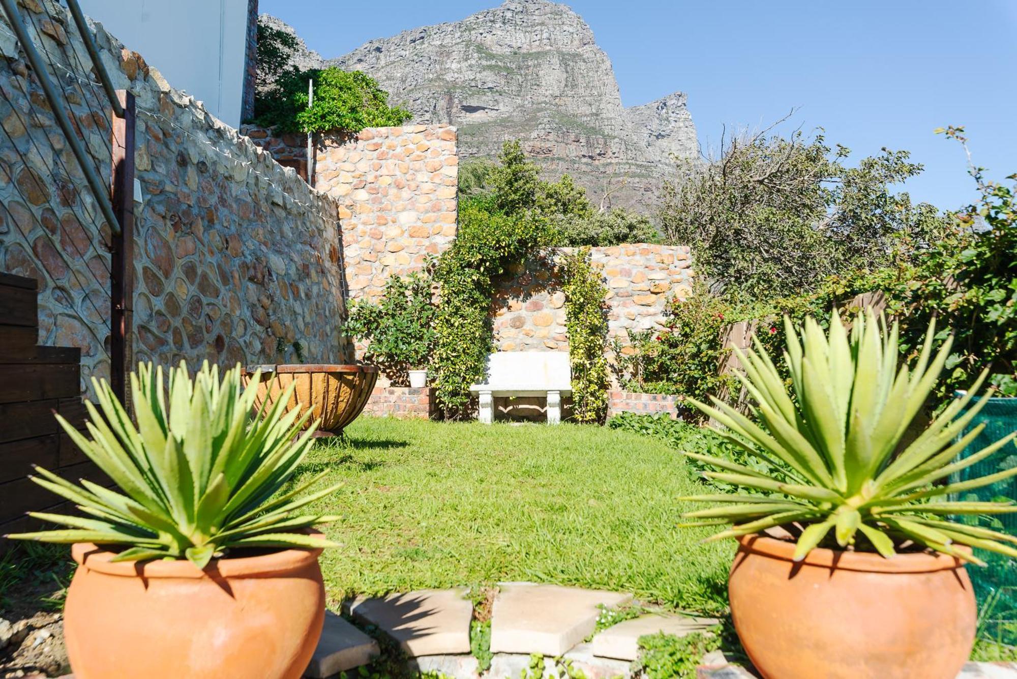Camps Bay Blue Self-Catering Studios Kapstaden Exteriör bild